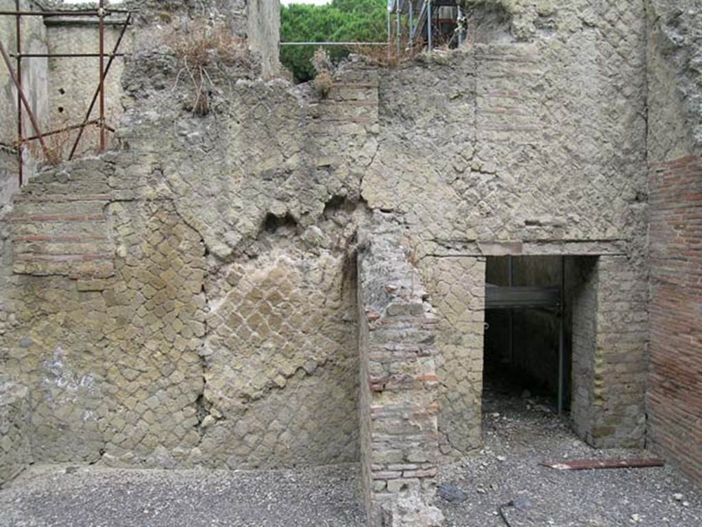 Ins Or II, 4, Herculaneum. June 2006. Looking west towards doorway to room leading to Ins.Or.II.7, on right.
On the left is a room at the north end of the terrace of the west portico.
Photo courtesy of Nicolas Monteix.